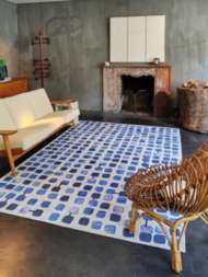 Tunn, slät och lättstädad matta från Louis De Poortere som har tillverkart högkvalitativa mattor sedan 1929.