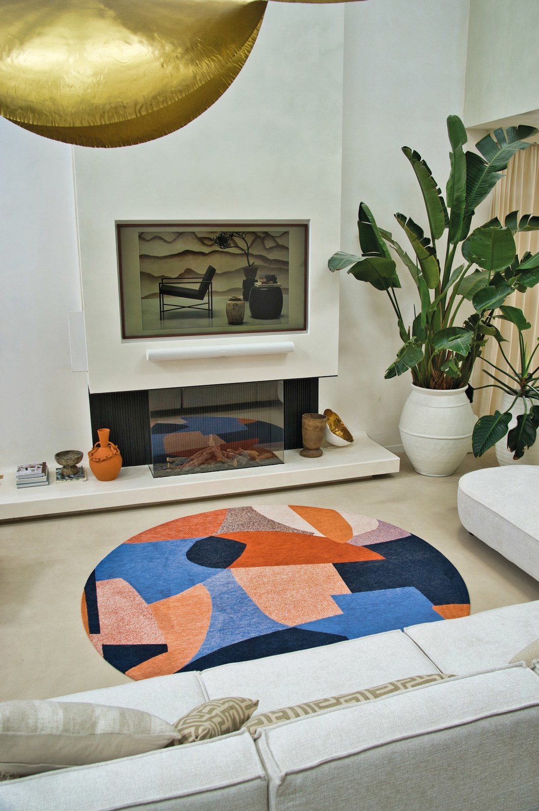 Färgglad matta med abstrakt mönster. Mattan finns även rektangulär och i tre olika färgställningar.