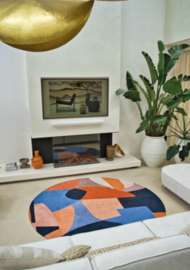 Färgglad matta med abstrakt mönster. Mattan finns även rektangulär och i tre olika färgställningar.